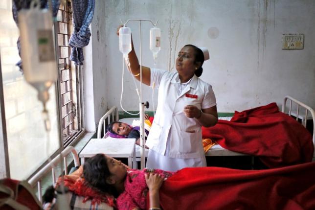 A nurse tends to a woman, who underwent a sterilization surgery at a government mass sterilisation "camp", at Chhattisgarh Institute of Medical Sciences (CIMS) hospital in Bilaspur, in the eastern Indian state of Chhattisgarh, November 13, 2014. REUTERS/Anindito Mukherjee
