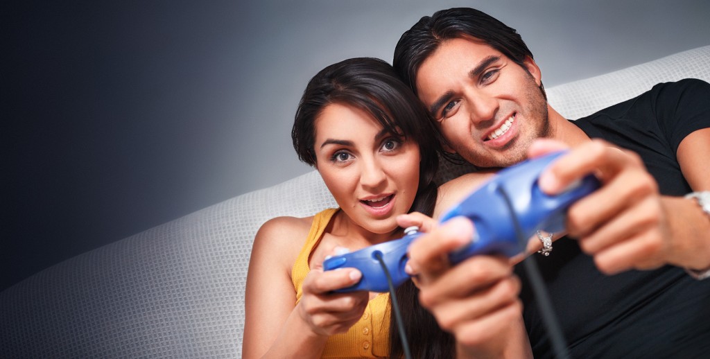 couple_playing_video_game